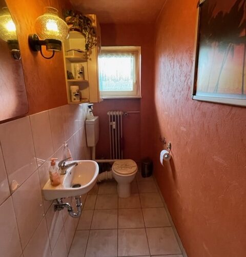 Toilette in der Wohnung im OG
