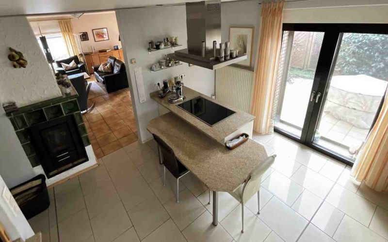 Küche mit Blick zum Wohnbereich und zum Ausgang zur Terrasse