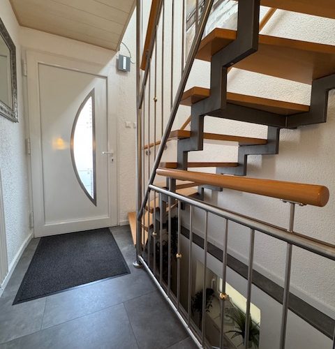 Hauseingangsbereich mit Treppenhaus