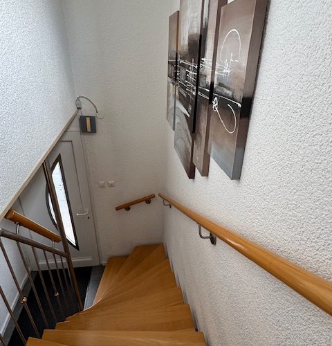 Blick im Treppenhaus vom DG zum EG