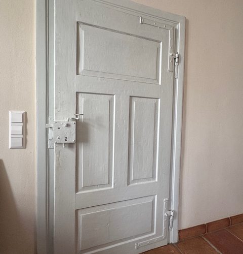 liebevoll restaurierte Türblätter, hier im Wohnzimmer