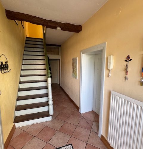 Etagenflur mit Treppe zum Obergeschoss
