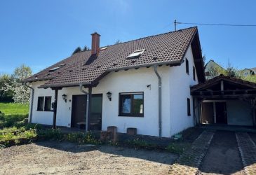 Seitliche Straßenansicht der Liegenschaft