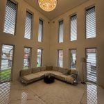 eine außergewöhnliche Raumhöhe sorgt für eine besonderes Flair