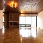 roßzügiges Wohnzimmer mit Kamin