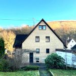 Blick vom Garten zur Liegenschaft und den Garagen