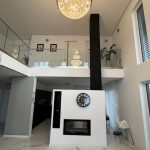 Blick zum Kamin mit dahinterleigender Küche