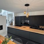 Blick vom Ess- in den Küchenbereich