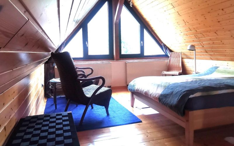 Studio- oder Gästezimmer auf dem Spitzboden