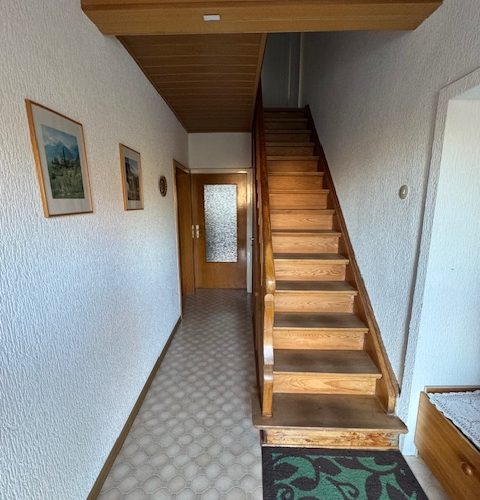 Hauseingangsbereich mit Treppenhaus