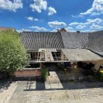 Blick über den Hof zum Nebengebäude