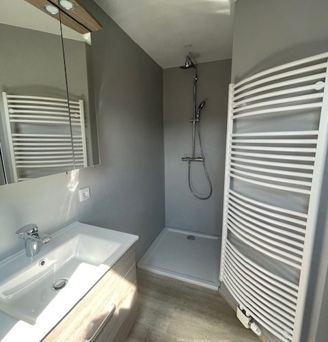 Duschbadezimmer im DG