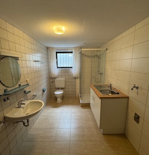 Waschküche mit Duschbad im KG