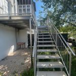 zusätzliche Außentreppe vom Hof zum Balkon