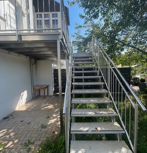 zusätzliche Außentreppe vom Hof zum Balkon