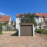 Rückseite mit Hof und Garage