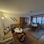 Wohnzimmer mit Blick zum Balkon