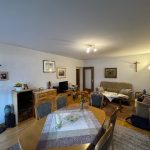 Wohnzimmer mit Blick zur Flurtür