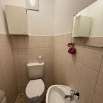 separate Toilette mit WC und Waschbecken