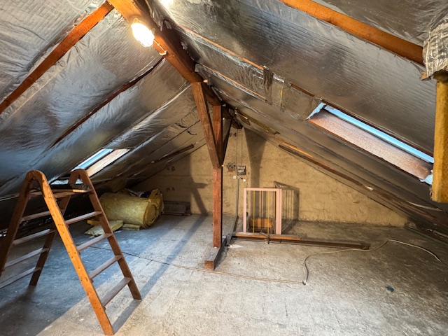 wärmegedämmer Dachboden hier im urspr. Wohnhaus