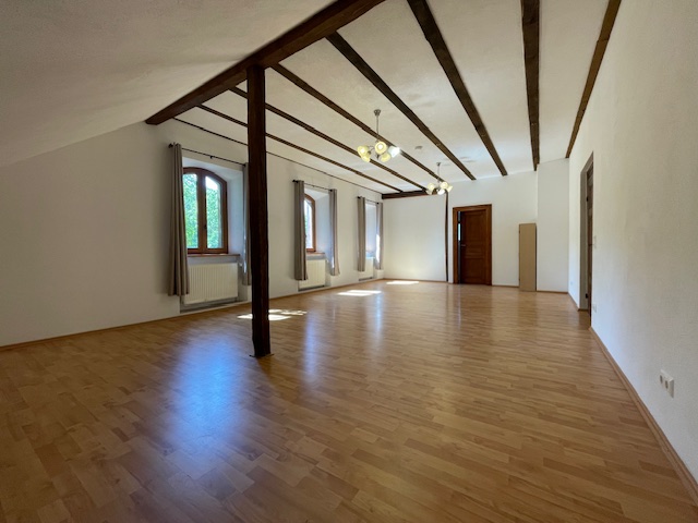 Wohnzimmer mit Studiocharakter im DG