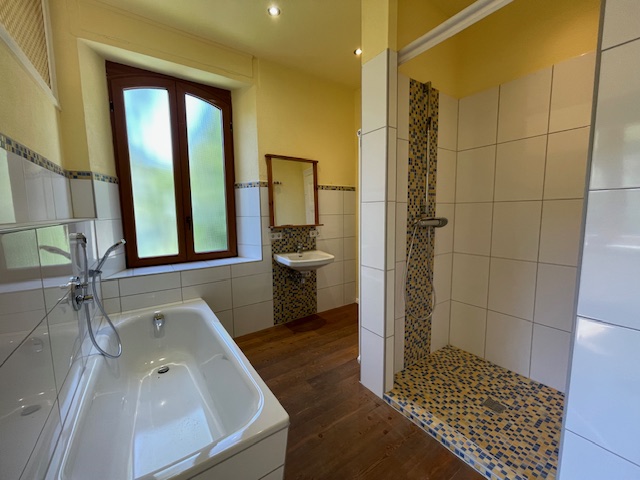 Badezimmer im Edgeschoss