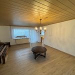 Wohnzimmer mit Zugang zum Balkon im OG