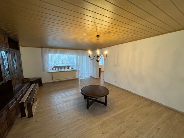 Wohnzimmer mit Zugang zum Balkon im OG
