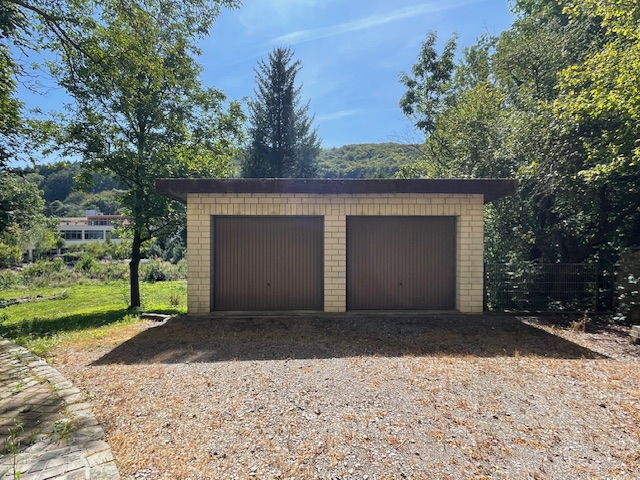 eine Doppelgarage ist auch vorhanden