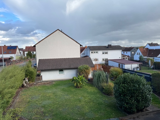 Blick vom Balkon in den Garten