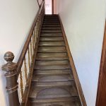 Original Holztreppe mit Handlauf zum DG