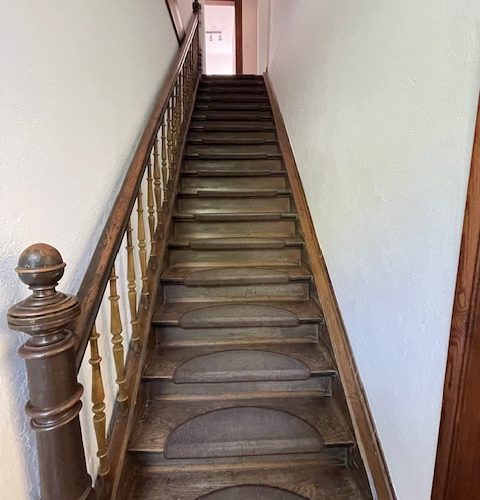 Original Holztreppe mit Handlauf zum DG