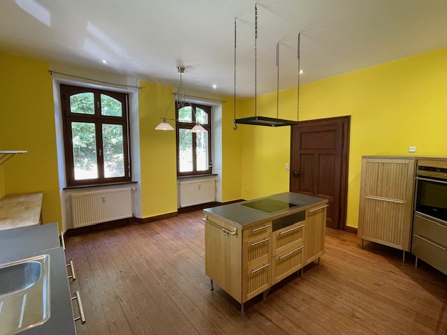 großzügige Essküche mit Kochinsel