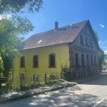 Straßenansicht der Liegenschaft