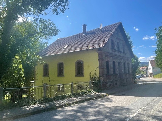 Straßenansicht der Liegenschaft