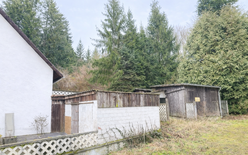 Blick zu den Nebengebäuden