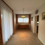 Esszimmer mit Zugang zur Küche und Balkon