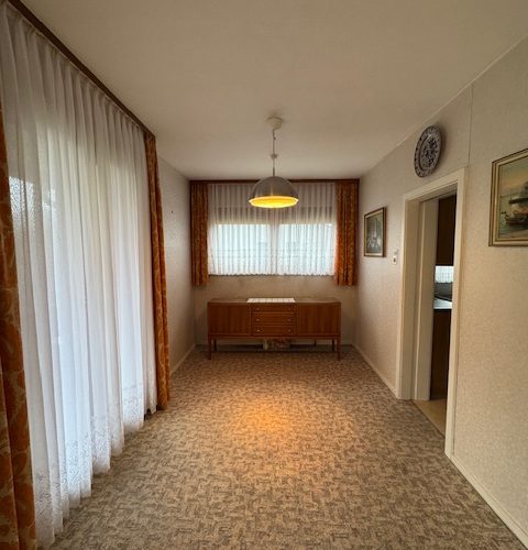 Esszimmer mit Zugang zur Küche und Balkon