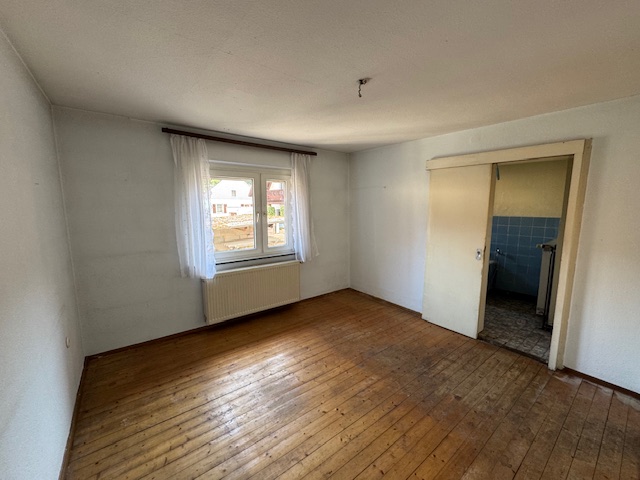 Schlafzimmer I mit Blick zum Bad