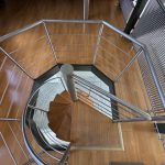 15 Wendeltreppe mit Edelstahlgeländer