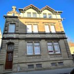 2 Straßenansicht mit der historischen Sandsteinfassade