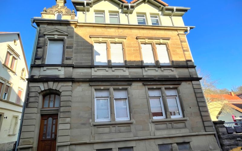 2 Straßenansicht mit der historischen Sandsteinfassade