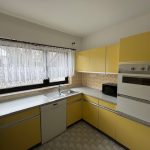 Küche mit altersgemäßer Einbauküche