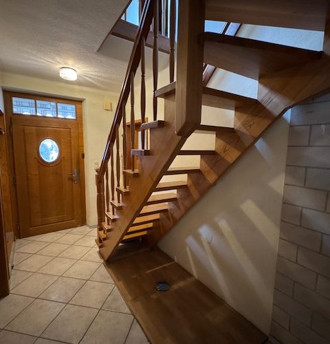 Flur im EG mit Treppe zum DG