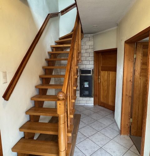 Hauseingangsbereich mit Treppenhaus