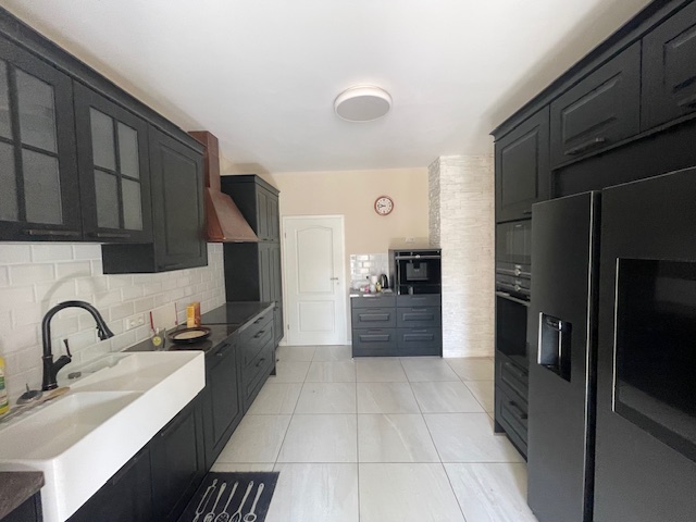 Küche mit hochwertiger EBK