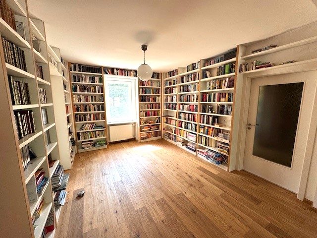 umfangreiche Bibliothek