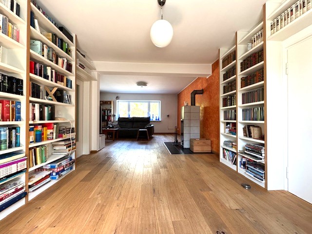 Blick vom Lese- zum Wohnbereich