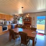 großzügige Essküche mit Zugang zum Balkon