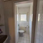 14. Toilette mit Vorraum